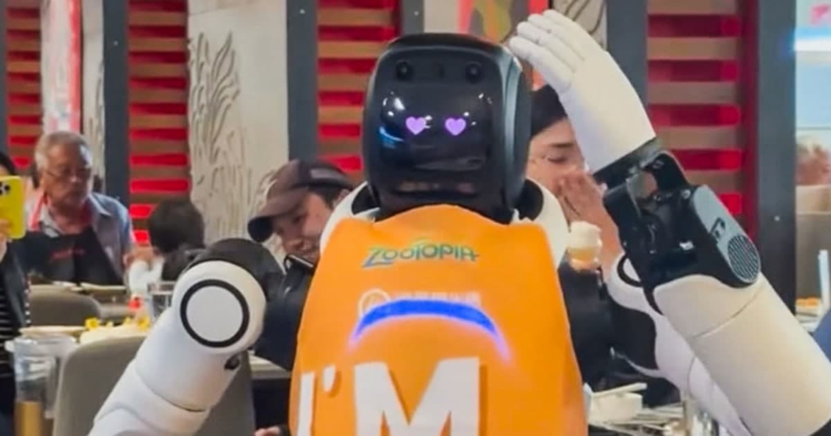 Restaurant Robot Smashes Dishes During Performance