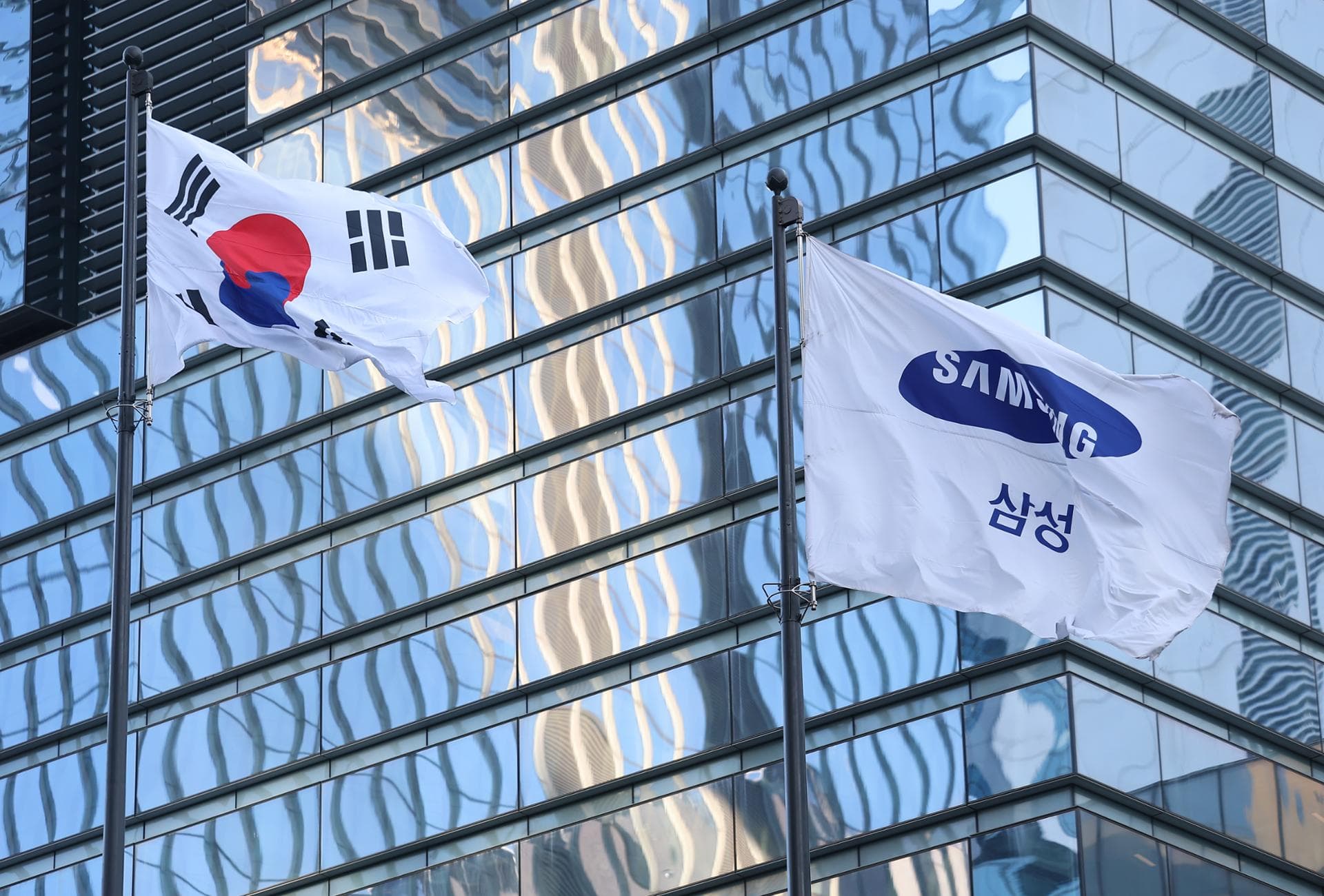 Samsung Begins Mass-Producing HBM4 Memory Chips