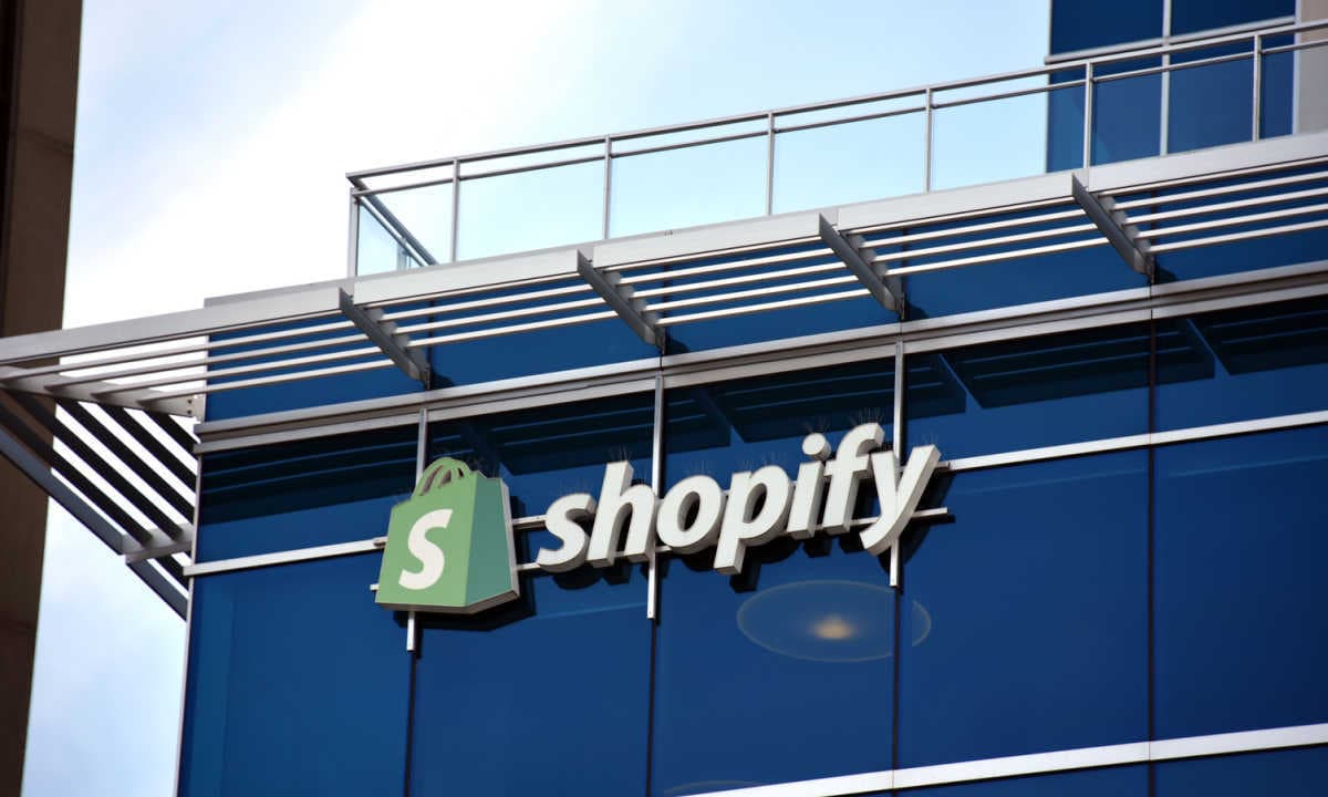 Shopify Reports Mixed Earnings, Pushes AI Commerce