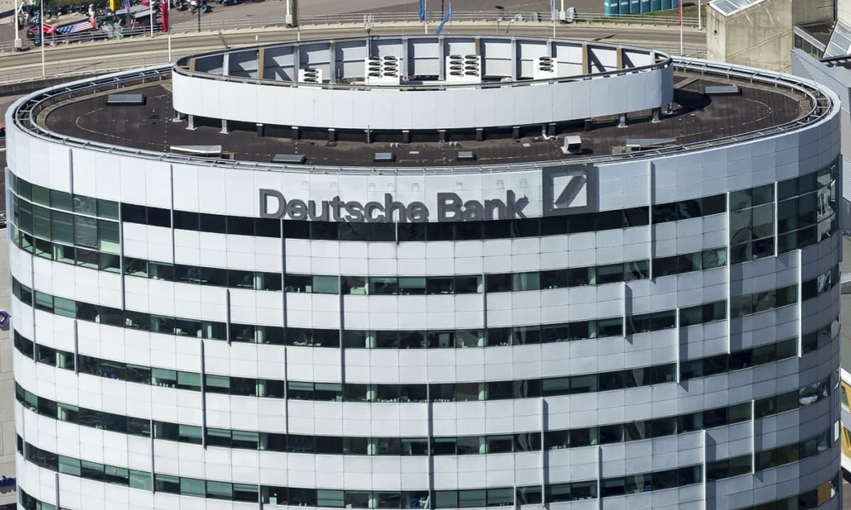 Deutsche Bank Warns Software Sector Threatens Loan Market